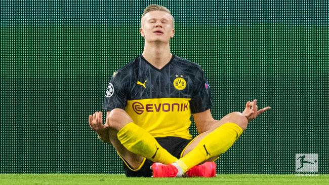 53岁齐达内夜游上海，与大妈踢毽子几分钟融入氛围，展现顶级球商（53岁齐达内夜逛沪上，与大妈踢毽子几分钟就打成一片，顶级球商尽显）