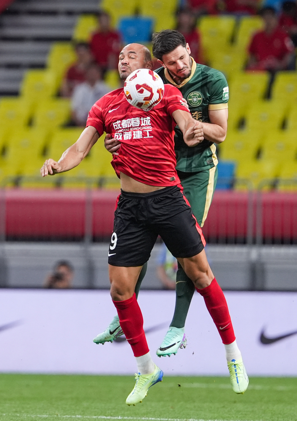 罗马推出黑胶唱片版队歌：限量版售价49.9欧，普通版19.9欧（罗马发布队歌黑胶唱片：限量款49.9欧，普通款19.9欧）