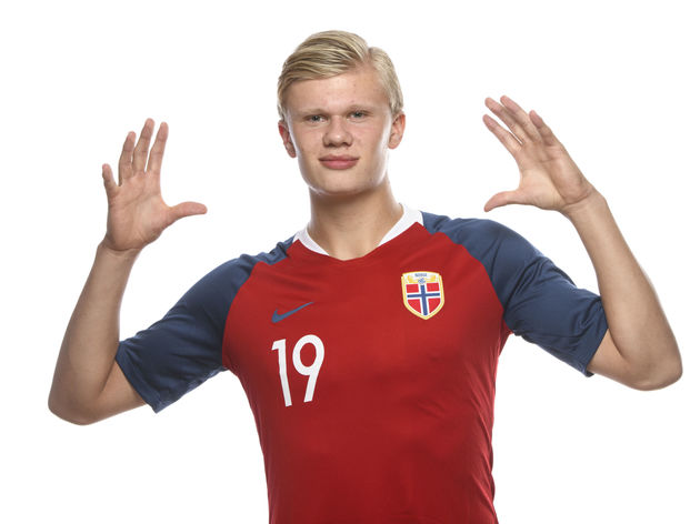 火药味！莫兰特用手狂指克莱面部，克莱怒火中烧一把甩开（冲突升级！莫兰特手指直指克莱面门，克莱怒火爆发猛然甩开）