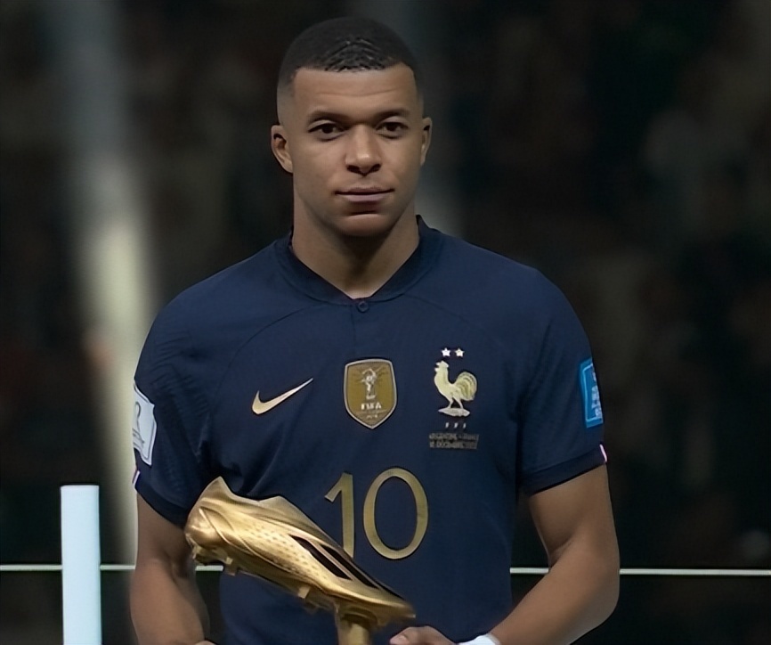 阿斯：阿拉巴正等待皇马的商讨电话，但俱乐部不着急与他续约（阿斯：阿拉巴静候皇马来电洽谈续约，俱乐部并不着急）