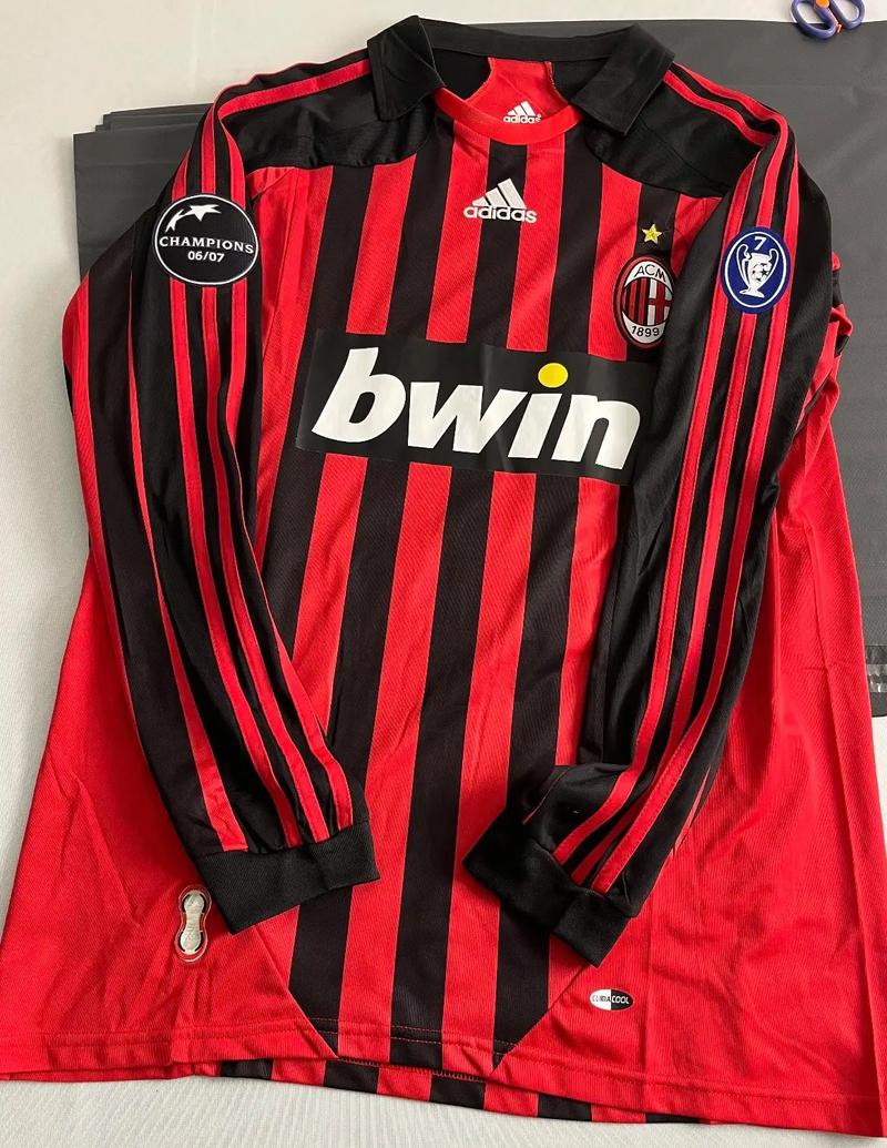 足球曼联新援首秀即破门，球迷高呼：值了！（曼联新援处子秀就进球，球迷直呼：值回票价！）