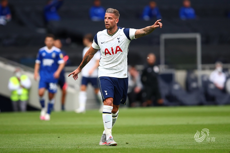 裁判判罚引发球迷不满（判罚争议点燃球迷不满）