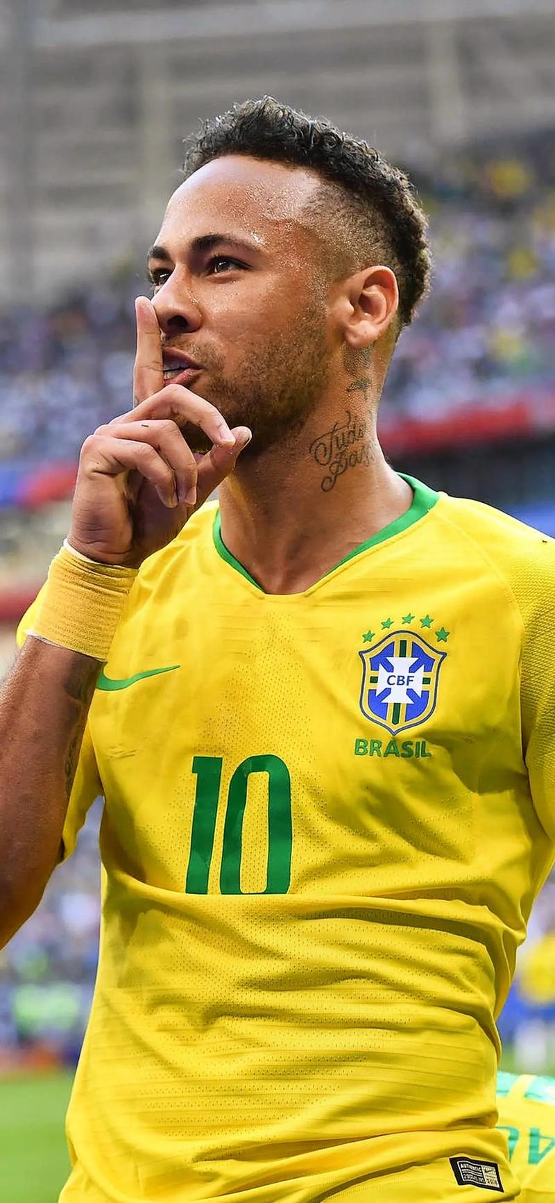 胖了？美媒晒浓眉训练图配文：浓眉的肚子从衣服里露出来了！（胖了吗？美媒晒浓眉训练照：衣摆上翻，腹部露出！）